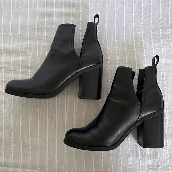Steve Madden Black Ankle Boot, 3.25” block heel bootie, Slit size, 7 women - Picture 3 of 11